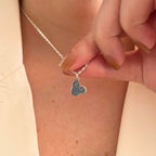Collar Hv Hermanas Villegas de plata 925 con cadena tejido caracol y dije de silueta de Minnie Mouse con moño calado