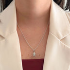 Collar Hv Hermanas Villegas de plata 925 con cadena forcet y dije de silueta de niño en acabado liso sobre blazer