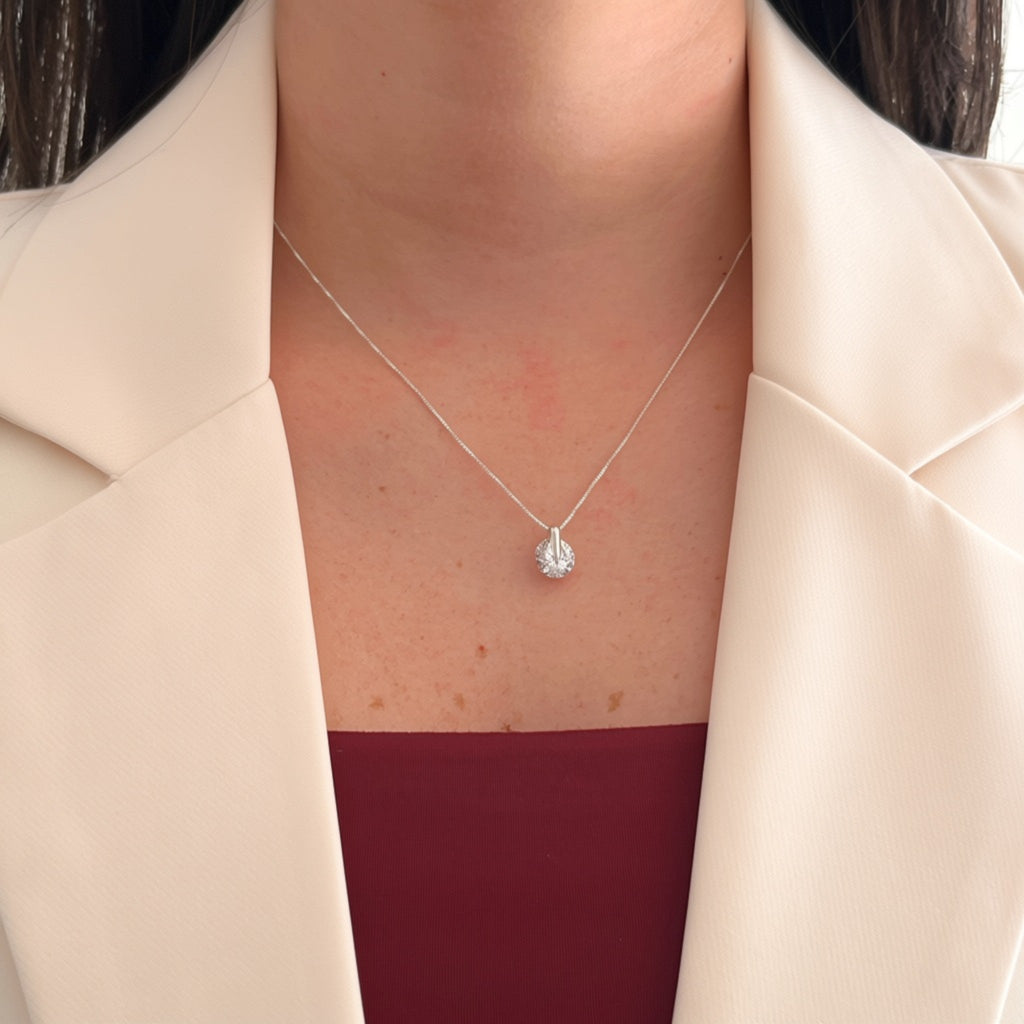 Collar Hv Hermanas Villegas de plata 925 con cadena veneciana y colgante de punto de luz brillante en el cuello