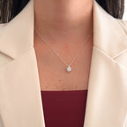 Collar Hv Hermanas Villegas de plata 925 con cadena veneciana y colgante de punto de luz brillante en el cuello
