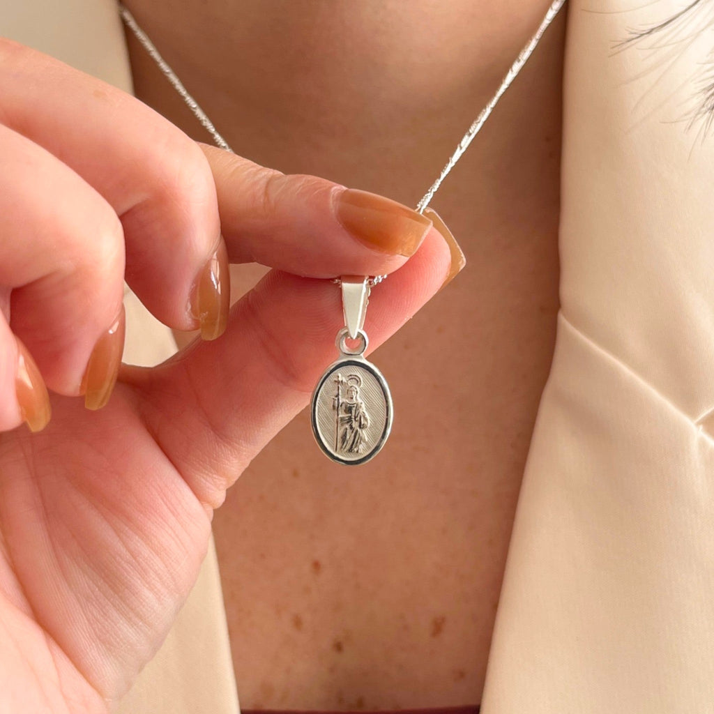 Collar Hv Hermanas Villegas de plata 925 con cadena tejido Figaro y medalla ovalada de San Judas Tadeo en relieve.