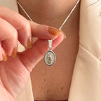 Collar Hv Hermanas Villegas de plata 925 con cadena tejido Figaro y medalla ovalada de San Judas Tadeo en relieve.