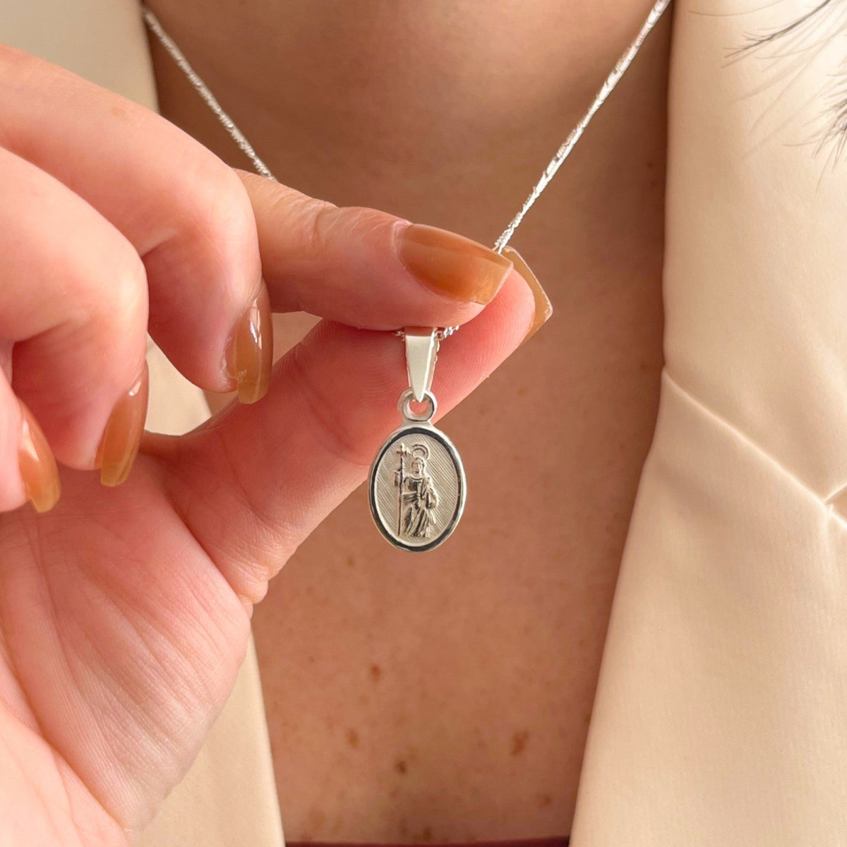 Collar Hv Hermanas Villegas de plata 925 con cadena tejido Figaro y medalla ovalada de San Judas Tadeo en relieve.