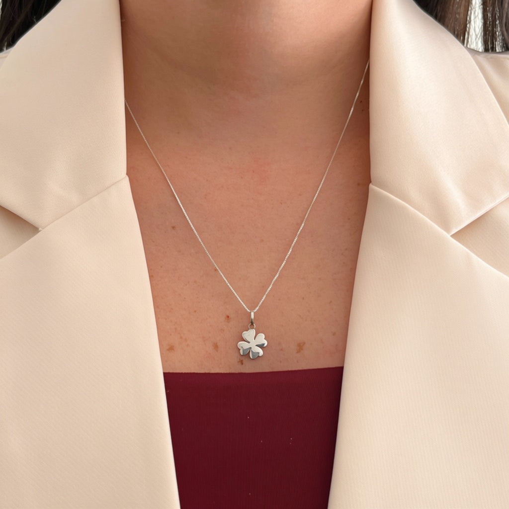 Collar Hv Hermanas Villegas de plata 925 con cadena veneciana y dije de trébol de cuatro hojas liso