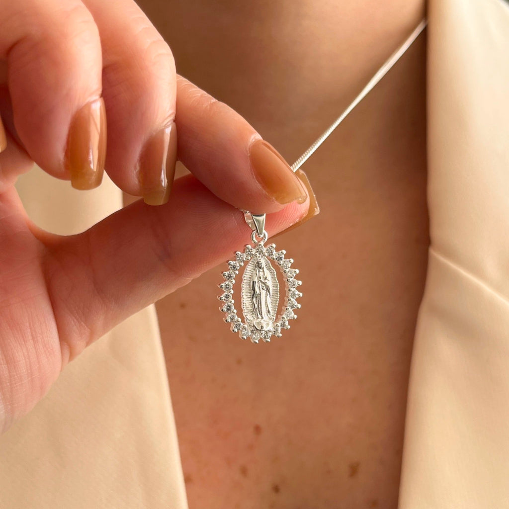 Collar Hv Hermanas Villegas de plata 925 con medalla de la Virgen de Guadalupe, halo de circonias y cadena grumet.