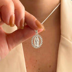 Collar Hv Hermanas Villegas de plata 925 con medalla de la Virgen de Guadalupe, halo de circonias y cadena grumet.