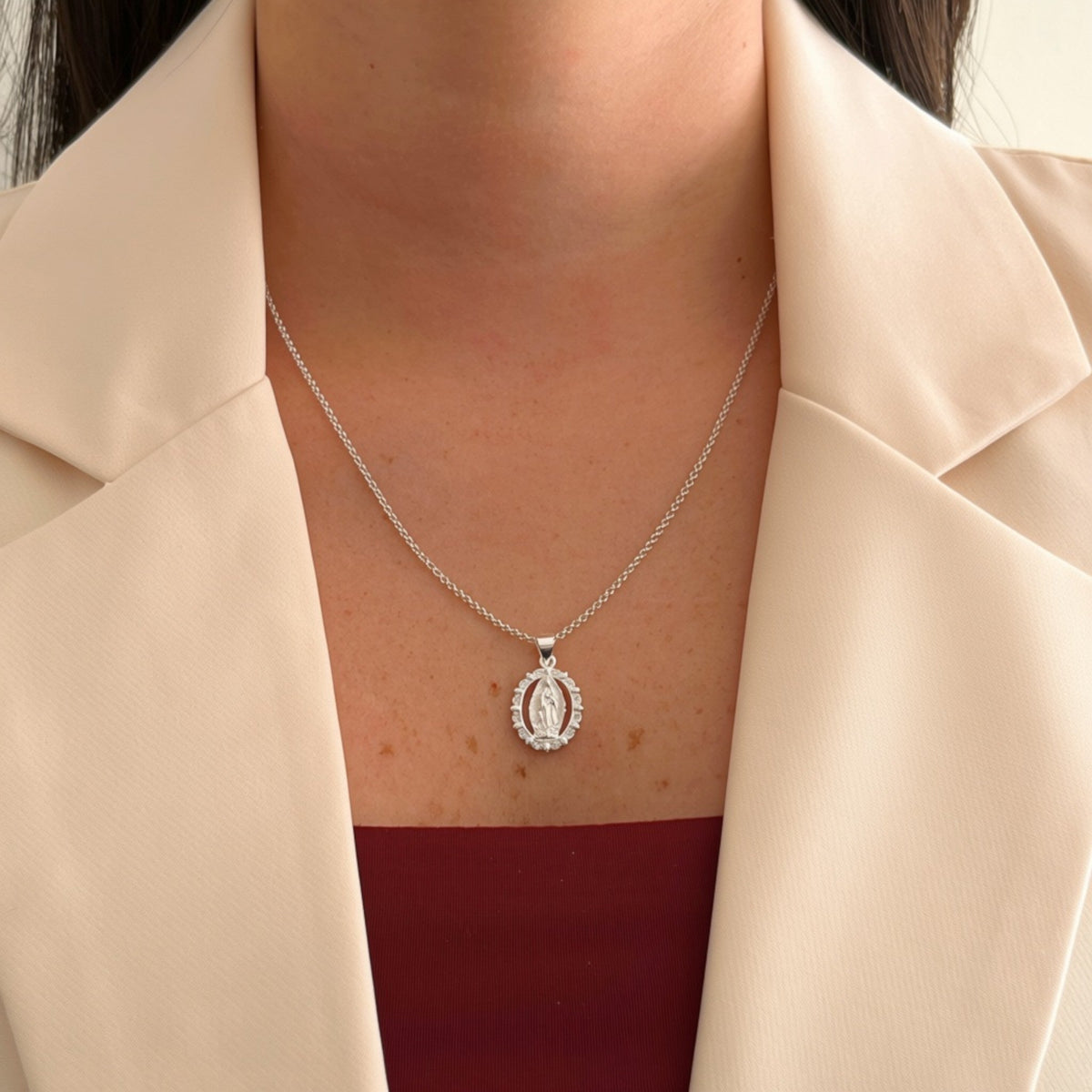 Cadena de plata 925 Hv Hermanas Villegas con medalla ovalada de la Virgen de Guadalupe y borde de circonias brillantes