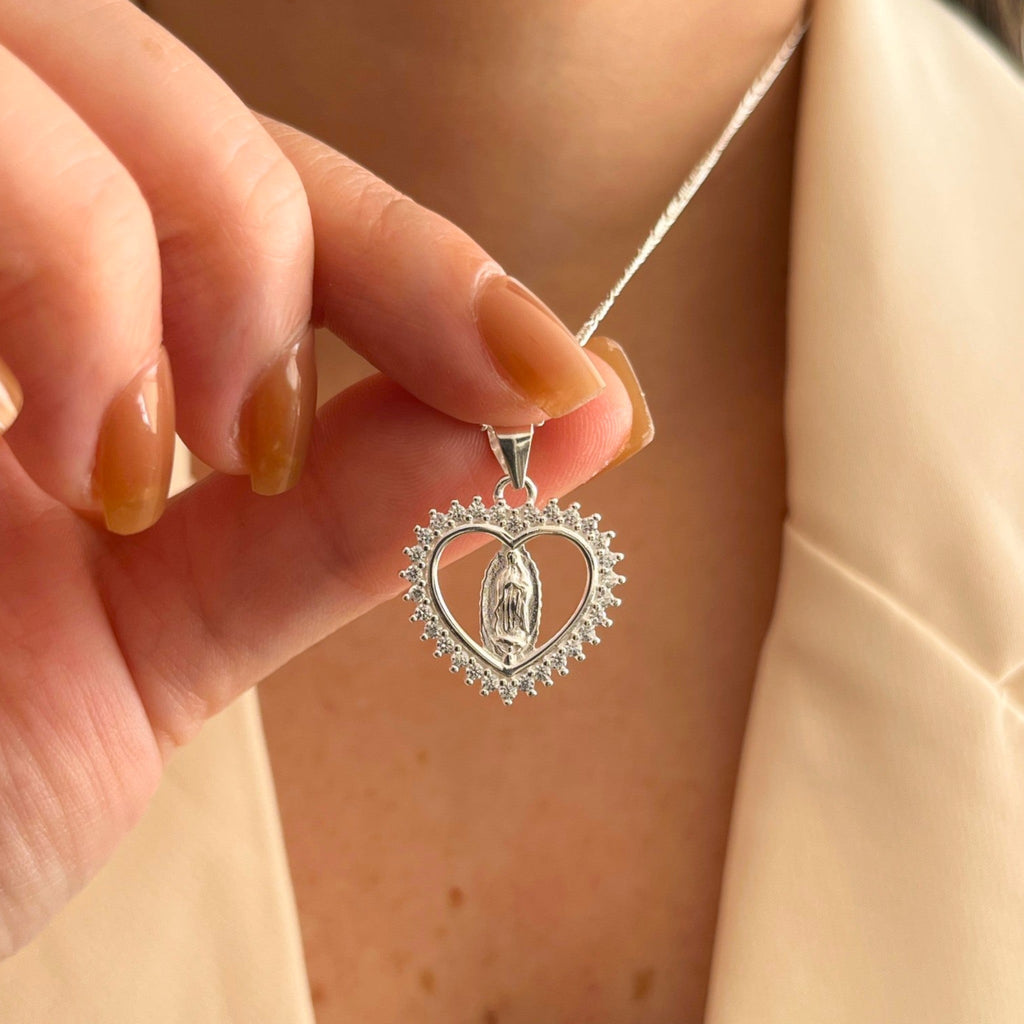 Collar Hv Hermanas Villegas de plata 925 con dije de corazón, circonitas y relieve de la Virgen de Guadalupe