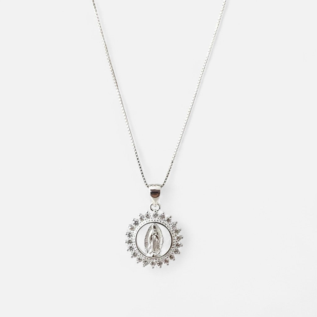 Collar Hv Hermanas Villegas de plata 925 con cadena veneciana y medalla de la Virgen de Guadalupe con circonias.