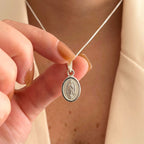 Collar Hv Hermanas Villegas de plata 925 con cadena veneciana y medalla ovalada de la Virgen de Guadalupe en relieve.