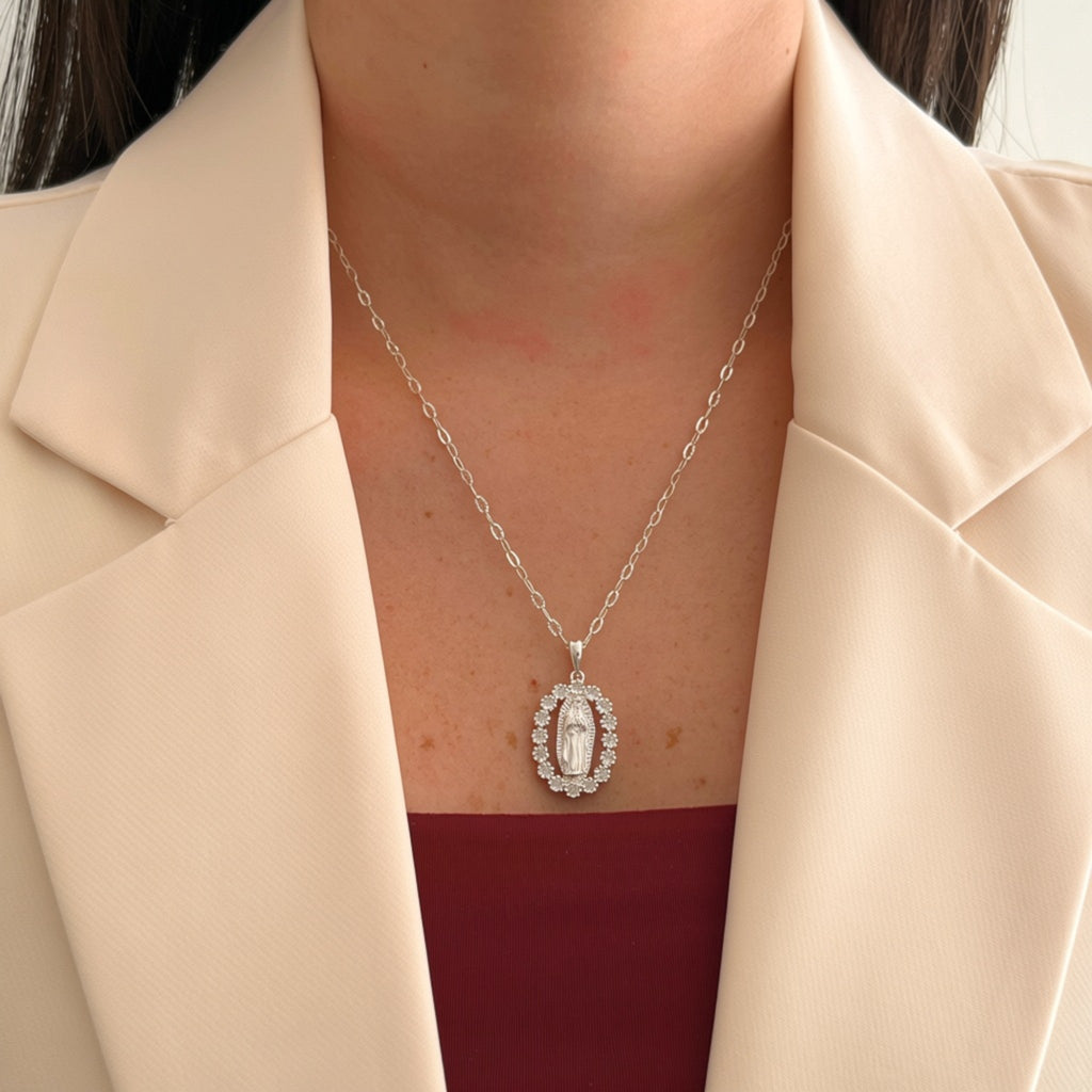 Collar Hv Hermanas Villegas de plata 925 con medalla ovalada de la Virgen de Guadalupe y circonias brillantes.