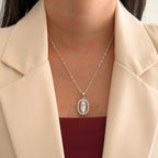 Collar Hv Hermanas Villegas de plata 925 con medalla ovalada de la Virgen de Guadalupe y circonias brillantes.