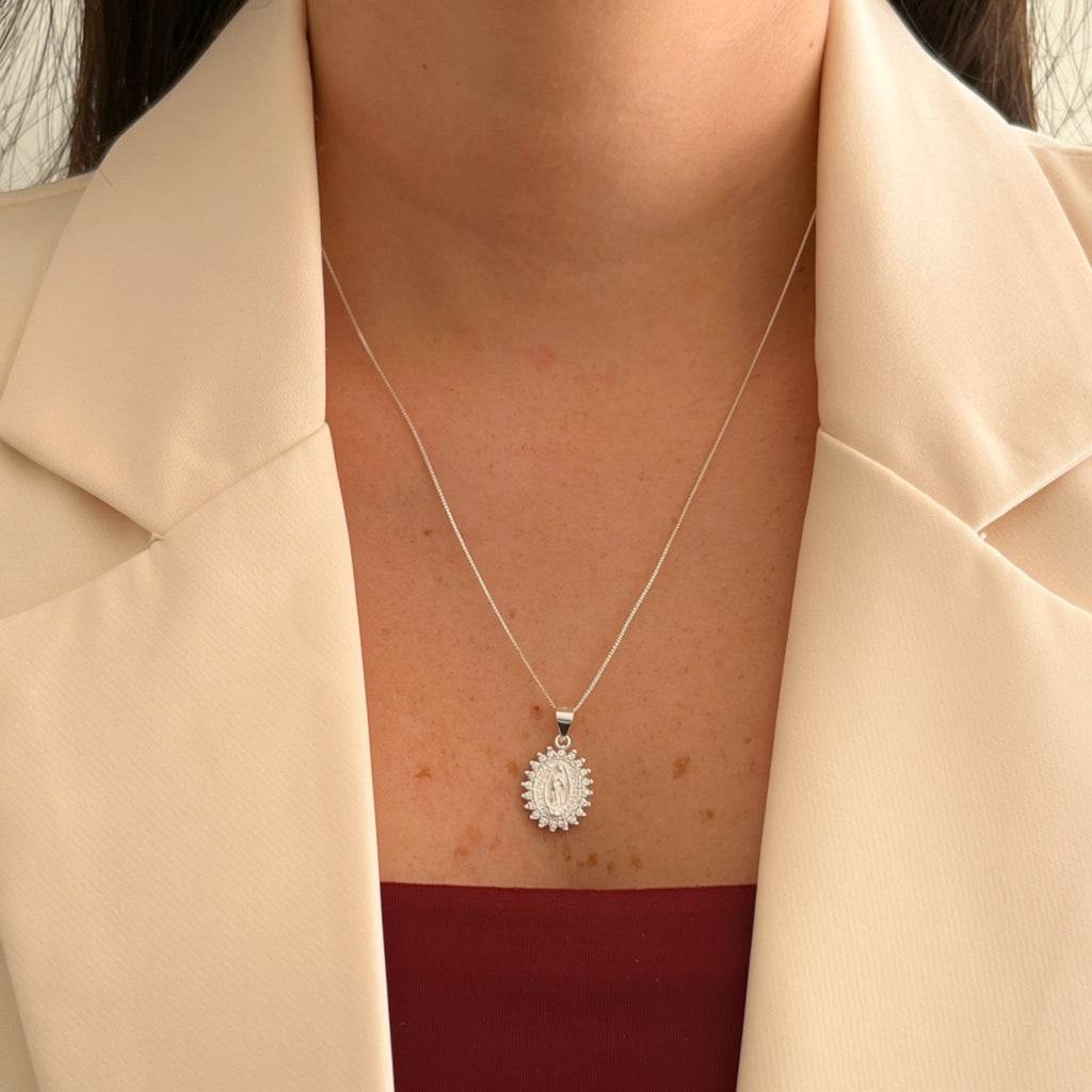 Collar Hv Hermanas Villegas de plata 925 con medalla de la Virgen de Guadalupe y borde de circonias brillantes