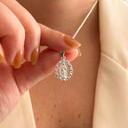 Collar Hv Hermanas Villegas de plata 925 con medalla ovalada de la Virgen de Guadalupe y borde de circonias brillantes.