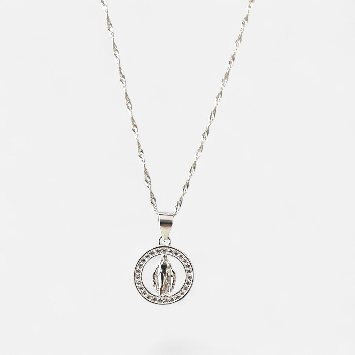 Collar Hv Hermanas Villegas de plata 925 con cadena Singapur y medalla de la Virgen Milagrosa rodeada de circonias.