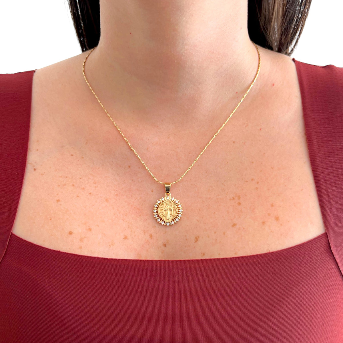 Collar Hv Hermanas Villegas con cadena entorchada y medalla de San Benito rodeada de circonias en tono oro rosé
