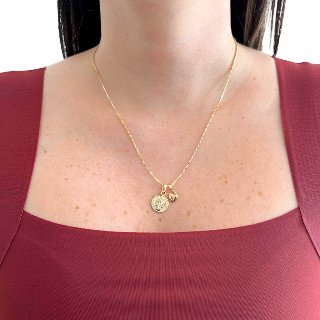 Collar Hv Hermanas Villegas con cadena veneciana, medalla de San Benito y dije de corazón en oro rosé