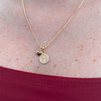 Collar Hv Hermanas Villegas con cadena veneciana, medalla de San Benito y dije de corazón en tono oro rosé.