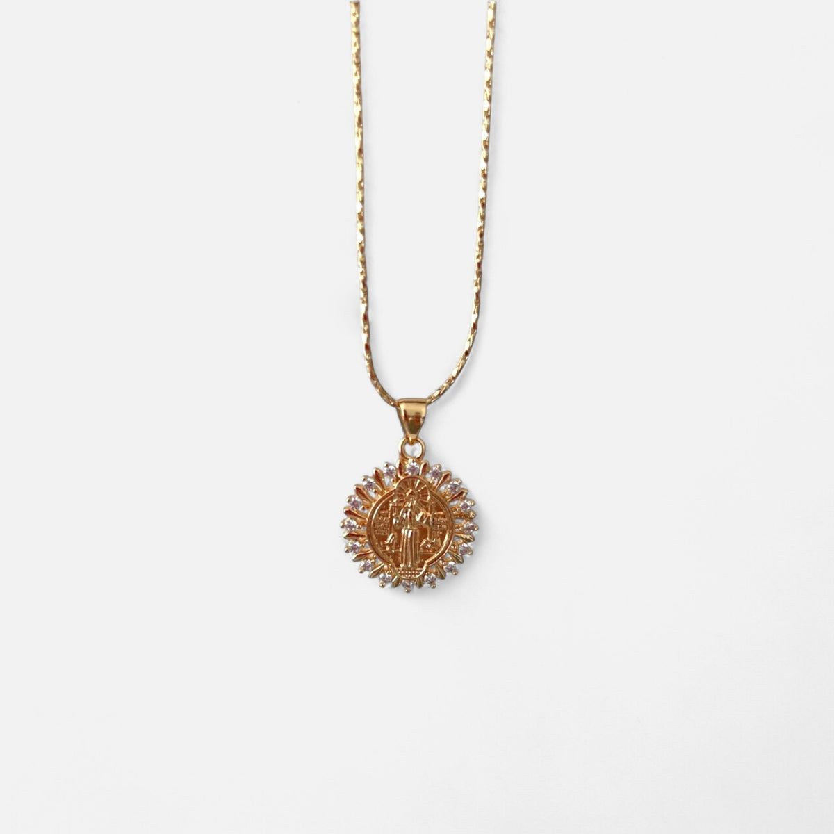 Collar Hv Hermanas Villegas con cadena entorchada en oro rosé y medalla de San Benito rodeada de circonias brillantes.