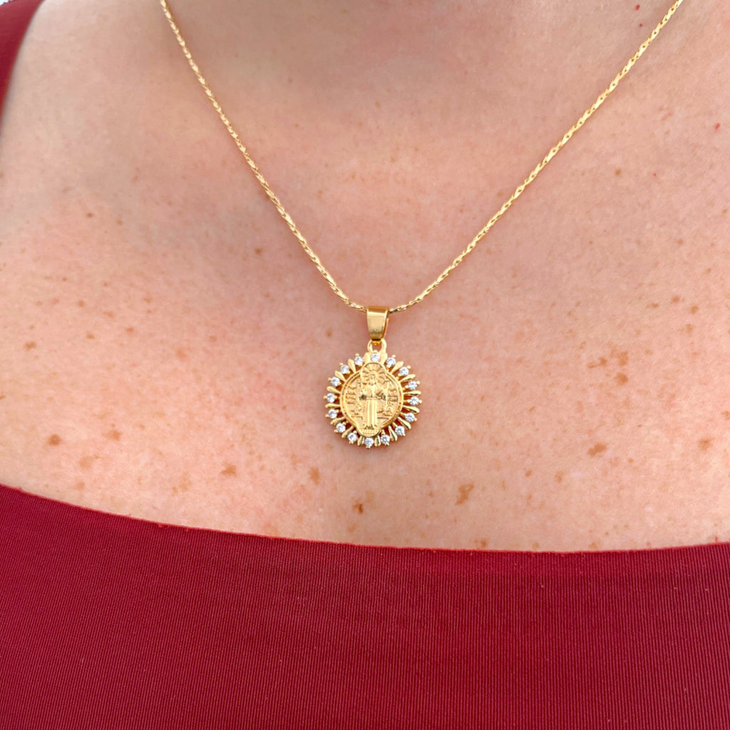 Collar Hv Hermanas Villegas con cadena entorchada en oro rosé y medalla de San Benito rodeada de circonias brillantes