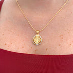Collar Hv Hermanas Villegas con cadena entorchada en oro rosé y medalla de San Benito rodeada de circonias brillantes