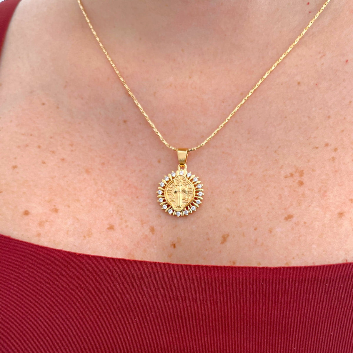 Collar Hv Hermanas Villegas con cadena entorchada en oro rosé y medalla de San Benito rodeada de circonias brillantes