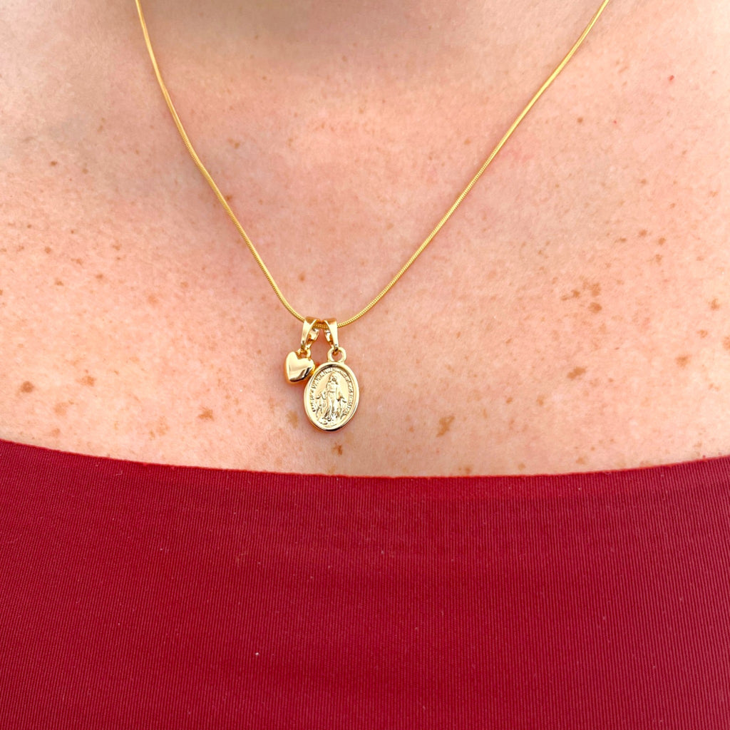 Collar Hv Hermanas Villegas estilo cola de ratón en oro rosé con medalla de la Virgen Milagrosa y dije de corazón.
