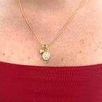 Collar Hv Hermanas Villegas estilo cola de ratón en oro rosé con medalla de la Virgen Milagrosa y dije de corazón.