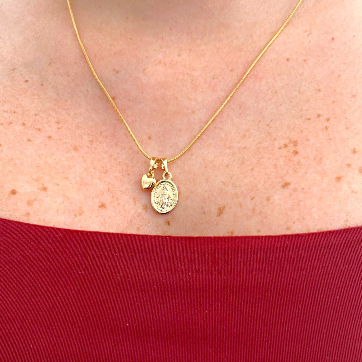 Collar Hv Hermanas Villegas estilo cola de ratón en oro rosé con medalla de la Virgen Milagrosa y dije de corazón.