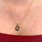 Collar Hv Hermanas Villegas estilo cola de ratón en oro rosé con medalla de la Virgen Milagrosa y dije de corazón.