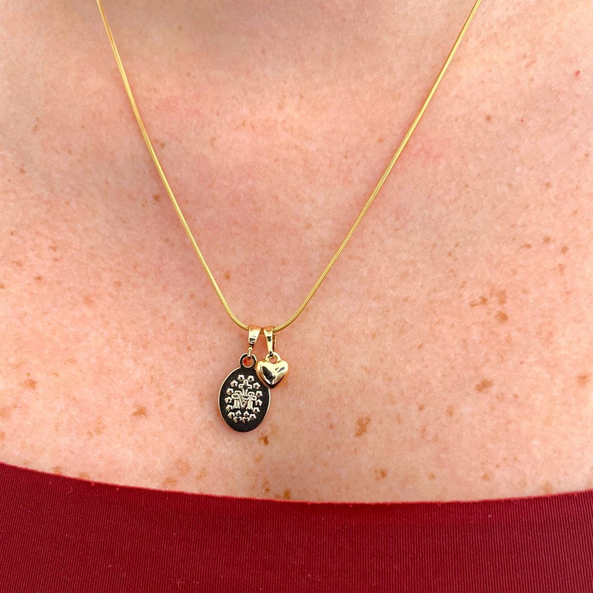 Collar Hv Hermanas Villegas estilo cola de ratón en oro rosé con medalla de la Virgen Milagrosa y dije de corazón.