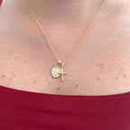 Collar Hv Hermanas Villegas con cadena grumet, medalla de la Virgen Milagrosa y cruz en oro rosé sobre cuello
