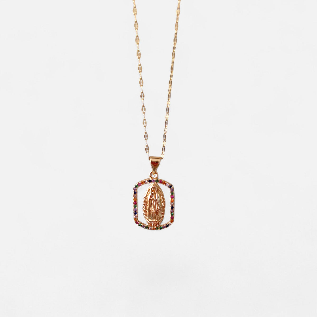 Collar Hv Hermanas Villegas con dije de Virgen de Guadalupe en marco rectangular con circones multicolores y oro rosé