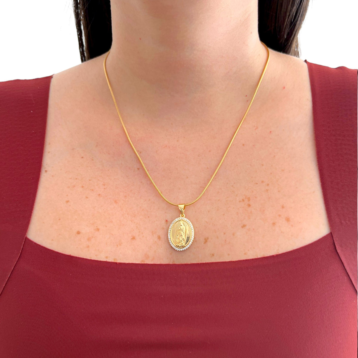Collar Hv Hermanas Villegas con cadena cola de ratón y medalla de la Virgen de Guadalupe con circonias en oro rosé