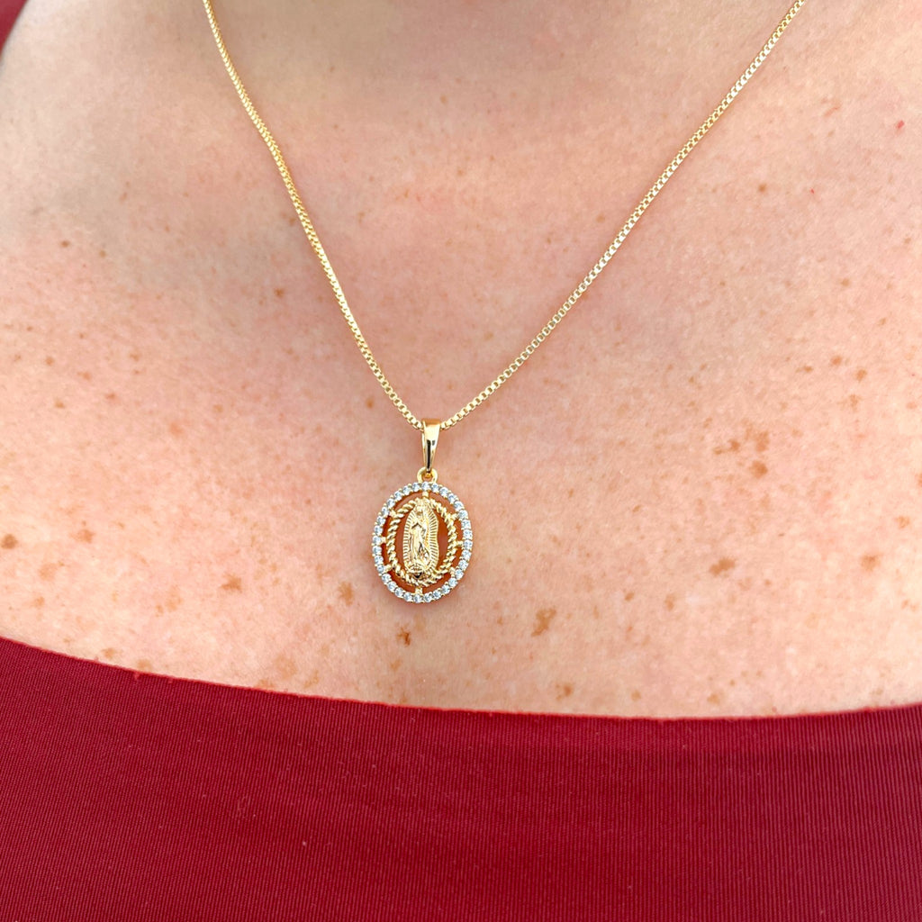 Collar Hv Hermanas Villegas con cadena veneciana y medalla de la Virgen de Guadalupe rodeada de circonias brillantes
