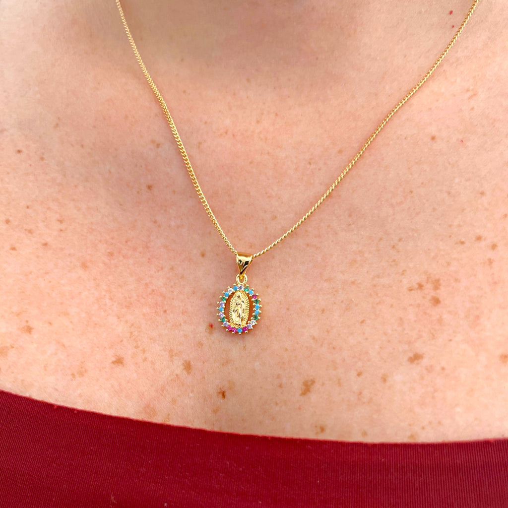 Collar Hv Hermanas Villegas con cadena grumet, medalla de la Virgen de Guadalupe y circonias multicolor en oro rosé
