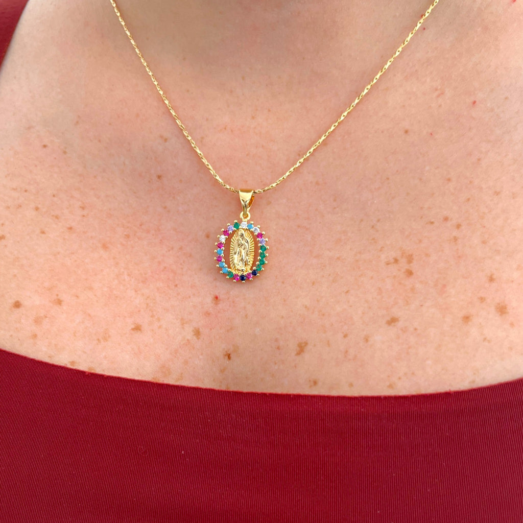 Collar Hv Hermanas Villegas con cadena entorchada y medalla de la Virgen de Guadalupe con circonias multicolor
