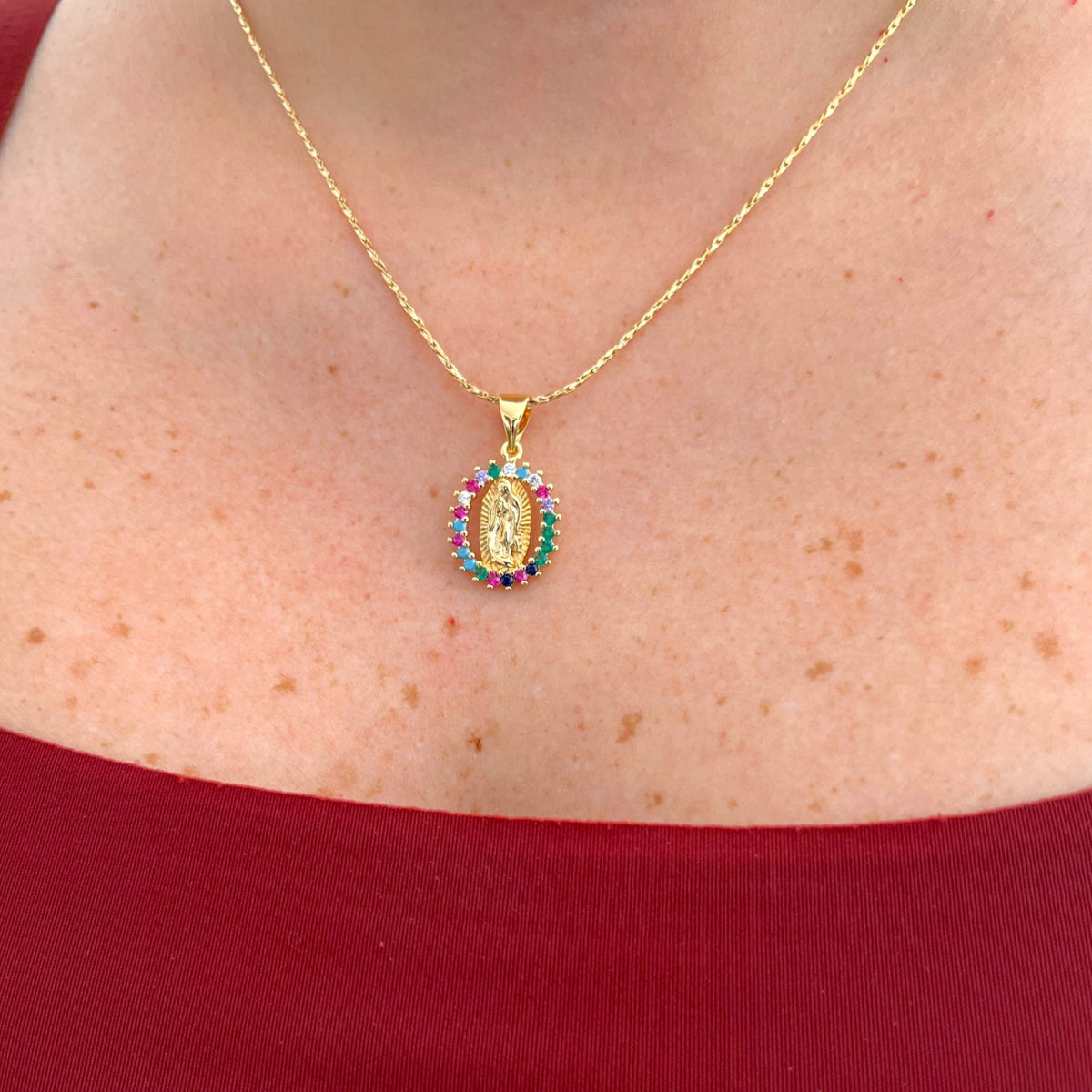 Collar Hv Hermanas Villegas con cadena entorchada y medalla de la Virgen de Guadalupe con circonias multicolor