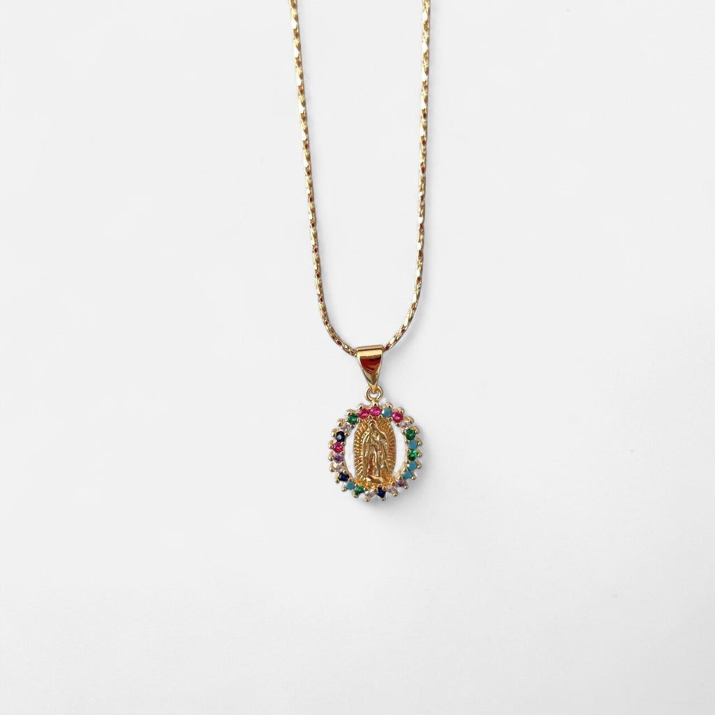 Collar Hv Hermanas Villegas con cadena entorchada en oro rosé y medalla de la Virgen de Guadalupe con circonias color
