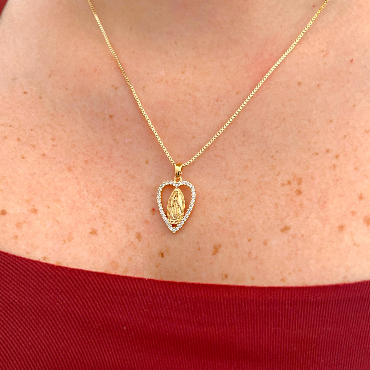 Collar Hv Hermanas Villegas con cadena veneciana y dije de corazón pavé con la Virgen de Guadalupe en baño de oro