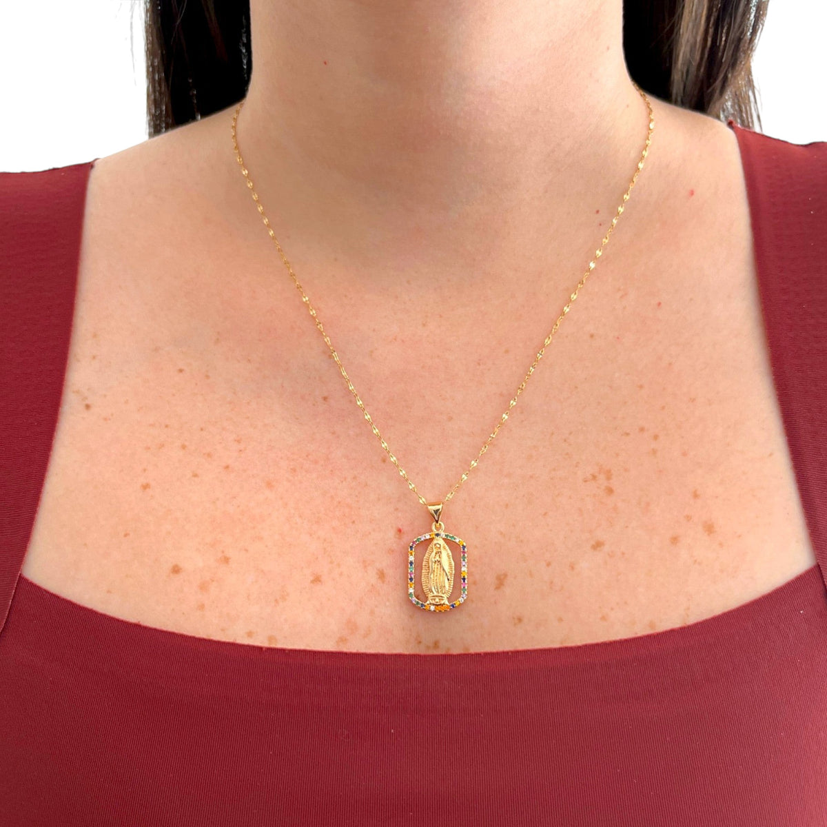 Collar Hv Hermanas Villegas con dije de Virgen de Guadalupe en marco rectangular con circones multicolores y oro rosé
