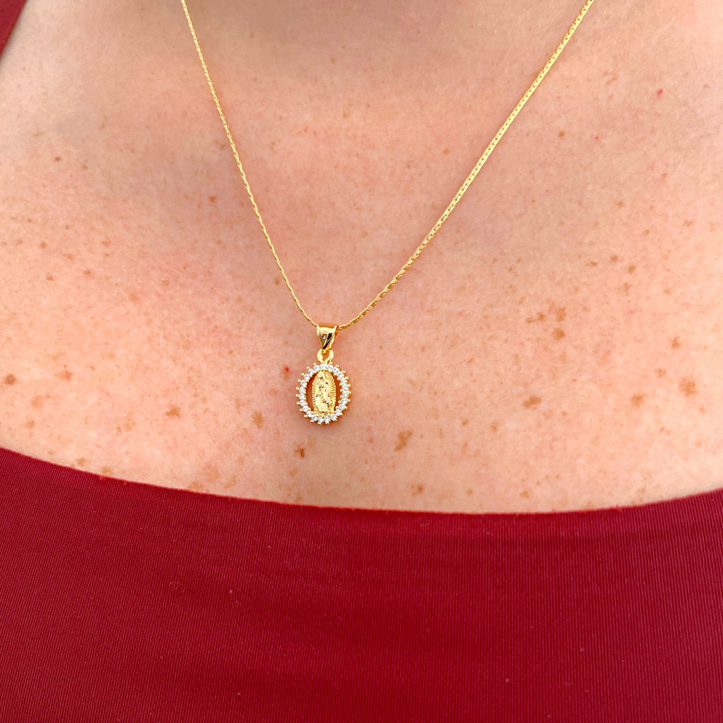 Collar Hv Hermanas Villegas con medalla de la Virgen de Guadalupe en oro rosé y circonias brillantes