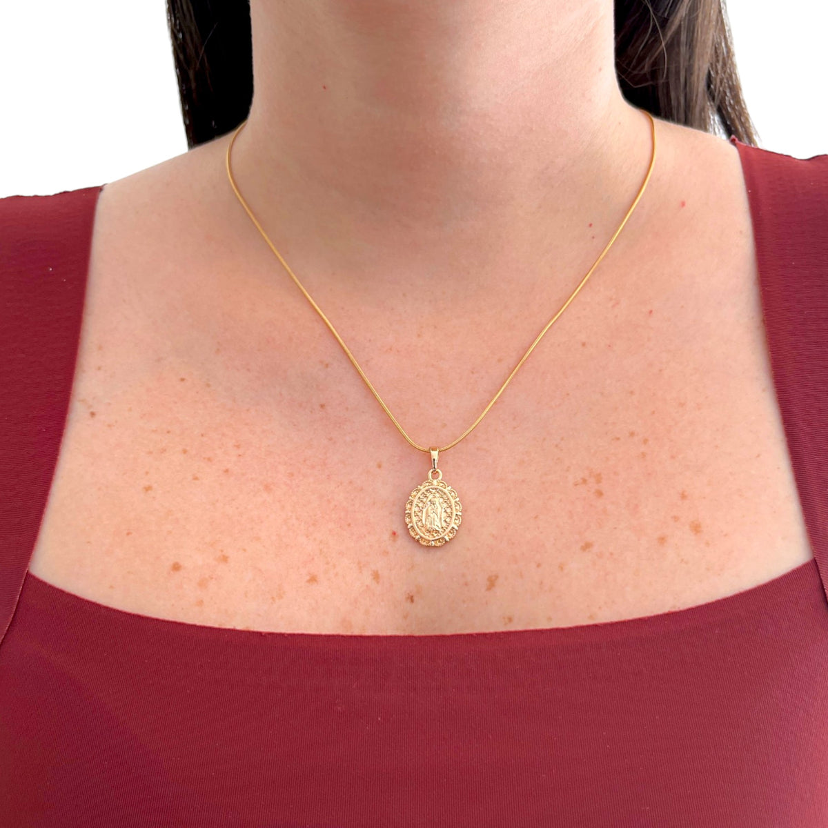 Collar Hv Hermanas Villegas de cadena cola de ratón con medalla ovalada de la Virgen de Guadalupe en oro rosé