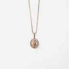 Collar Hv Hermanas Villegas con cadena veneciana y medalla de la Virgen de Guadalupe en oro rosé con circonias.