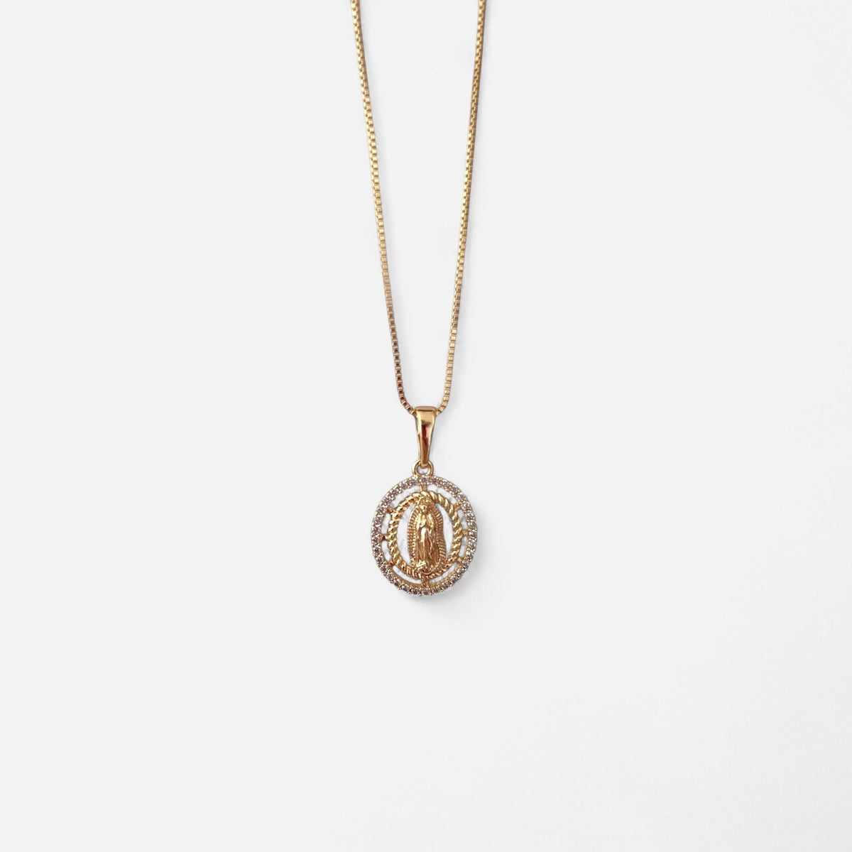 Collar Hv Hermanas Villegas con cadena veneciana y medalla de la Virgen de Guadalupe en oro rosé con circonias.