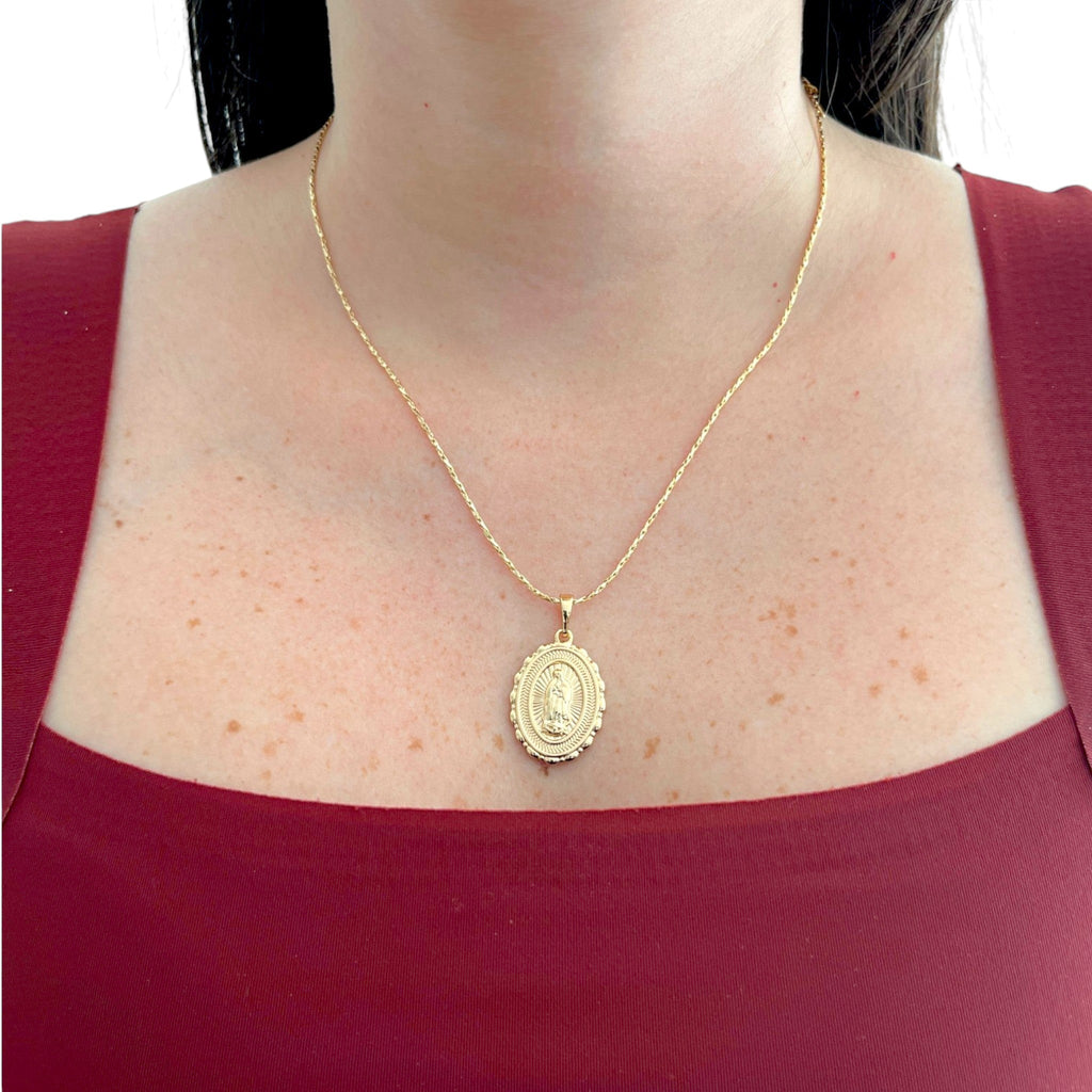 Collar Hv Hermanas Villegas con cadena entorchada y medalla ovalada de la Virgen de Guadalupe en oro rosé