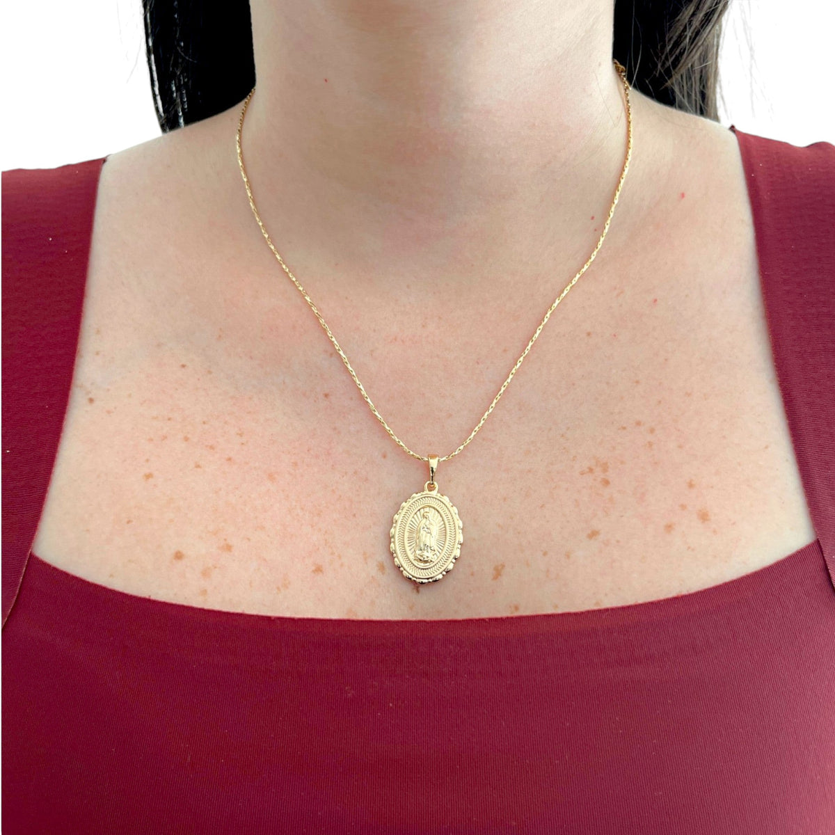 Collar Hv Hermanas Villegas con cadena entorchada y medalla ovalada de la Virgen de Guadalupe en oro rosé