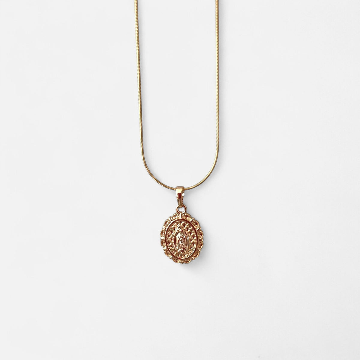 Collar Hv Hermanas Villegas de cadena cola de ratón en oro rosé con medalla ovalada de la Virgen de Guadalupe.