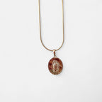 Collar Hv Hermanas Villegas con cadena cola de ratón y medalla ovalada facetada de la Virgen de Guadalupe en oro rosé