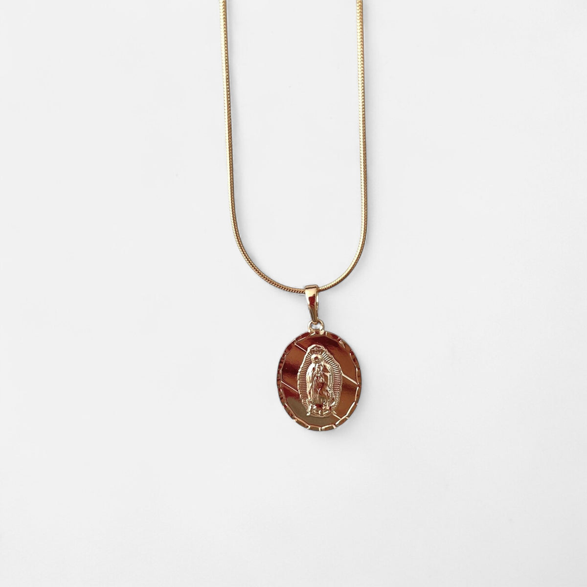 Collar Hv Hermanas Villegas con cadena cola de ratón y medalla ovalada facetada de la Virgen de Guadalupe en oro rosé